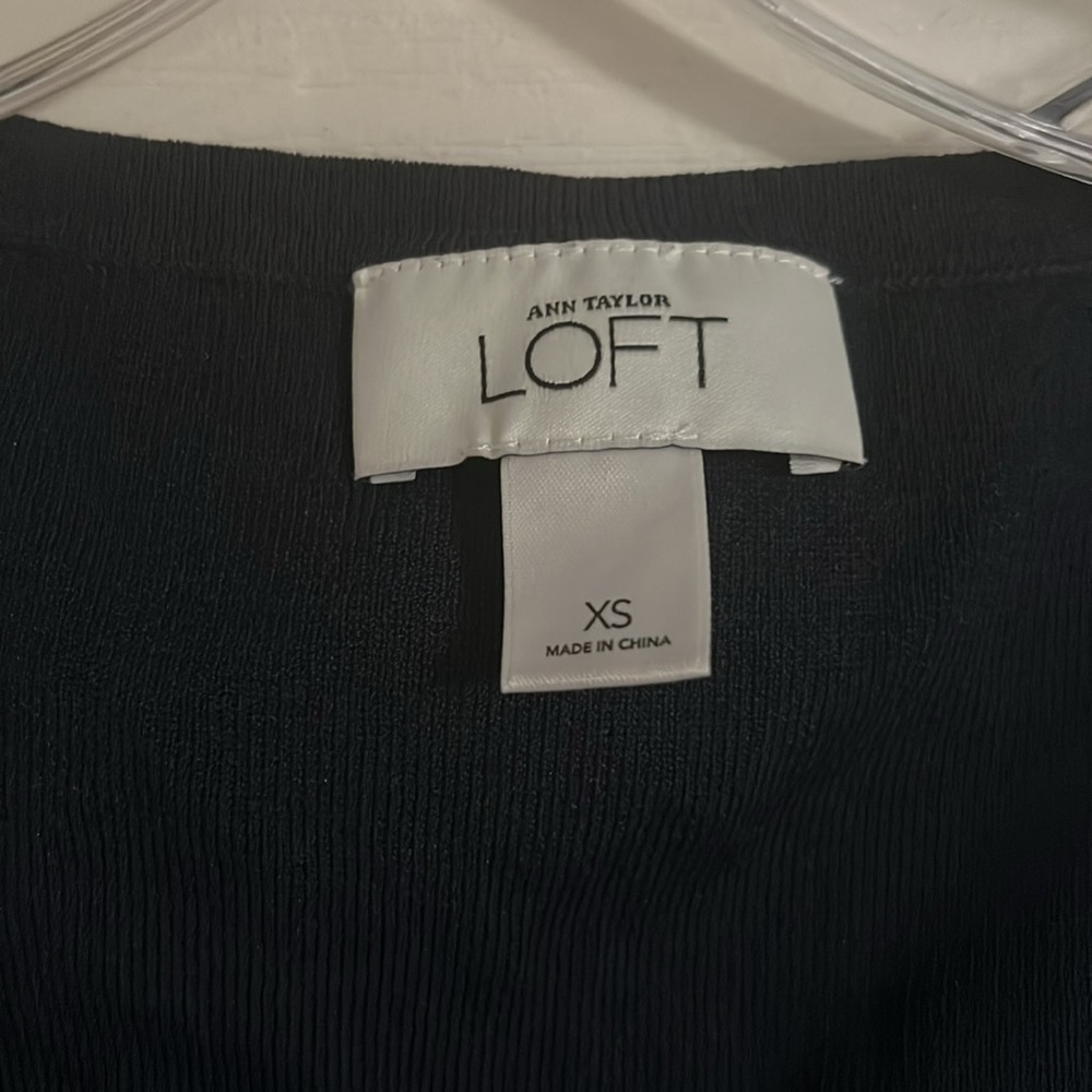 Ann Taylor Loft light weight sweater navy blue cap sleeve top - Picture 2 of 3